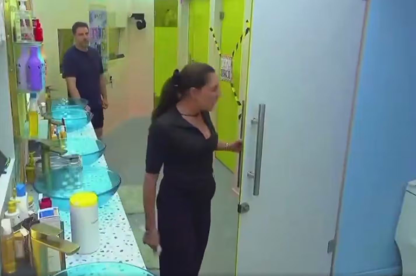Cynthia Klitbo molesta por los baños sucios en La Casa de los Famosos México 2026 (Captura de pantalla)