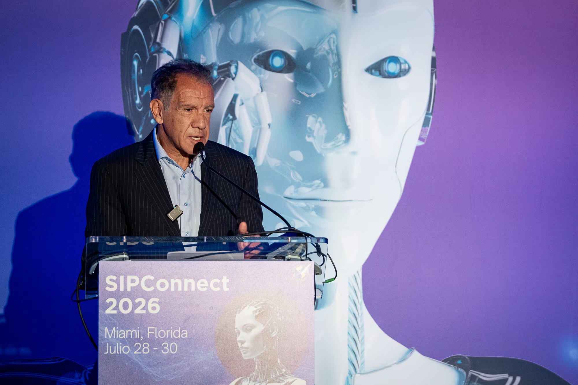 Daniel Hadad abrió ChatGPT en vivo en SIP Connect 2026 y demuestra cómo la inteligencia artificial resume noticias sin citar a los medios que produjeron la información.