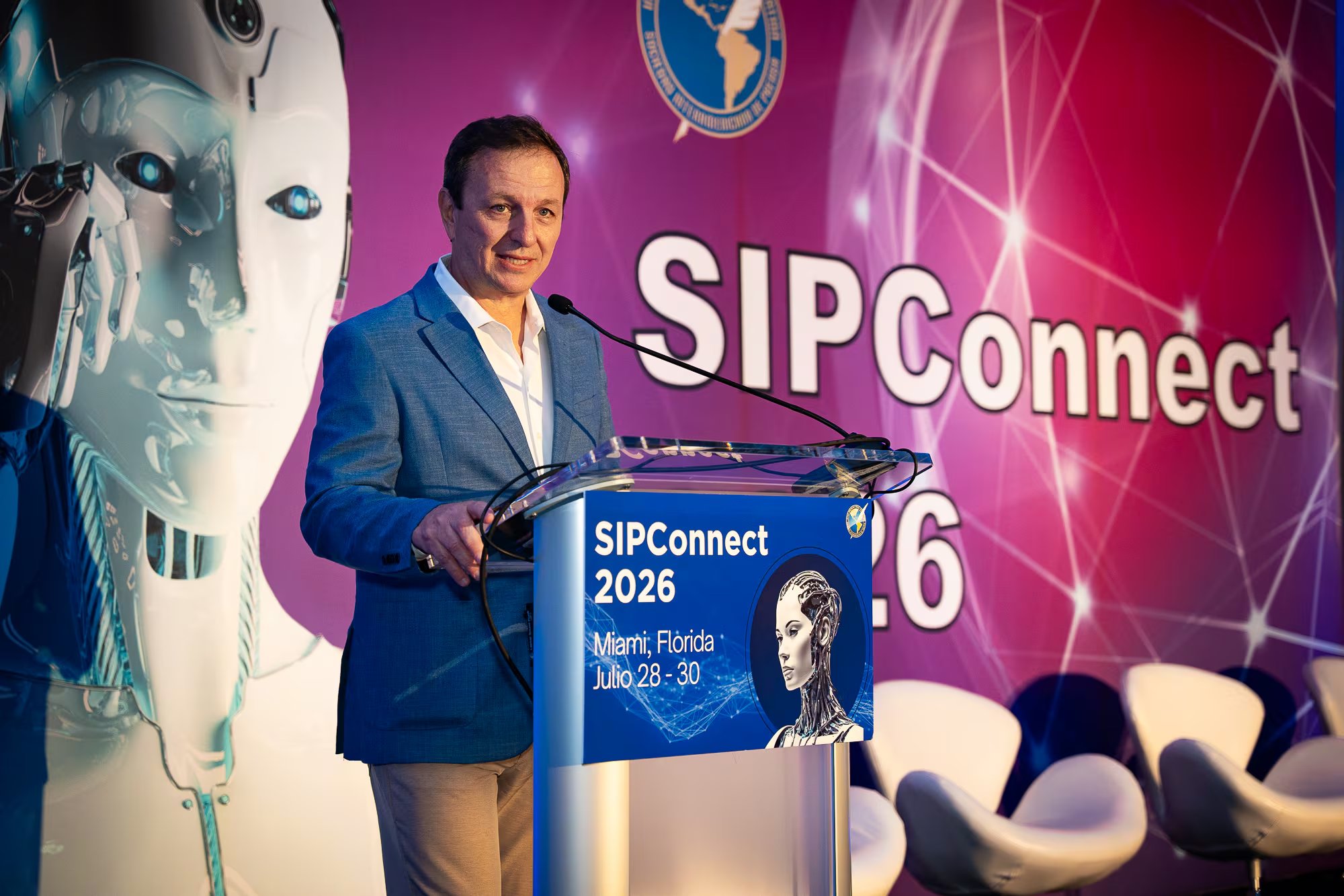 Carlos Lauría, director ejecutivo de SIP, adviertió que buena parte del continente vive un retroceso en la libertad de expresión, con gobiernos que estigmatizan a los periodistas y leyes usadas para intimidarlos.