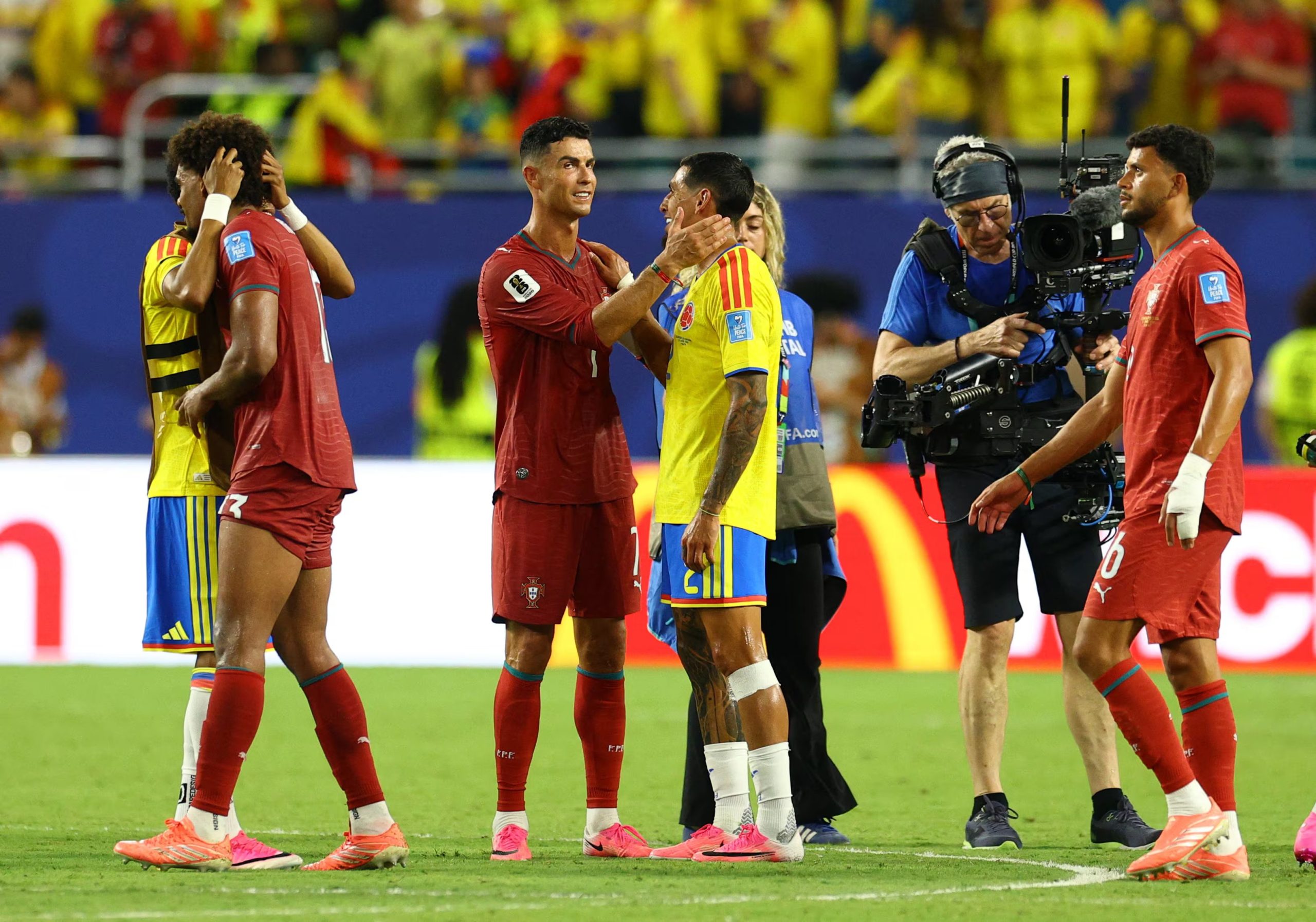 Daniel Muñoz es felicitado por Cristiano Ronaldo en el campo de juego en Miami - crédito Nathan Ray Seebeck/IMAGN IMAGES vía Reuters