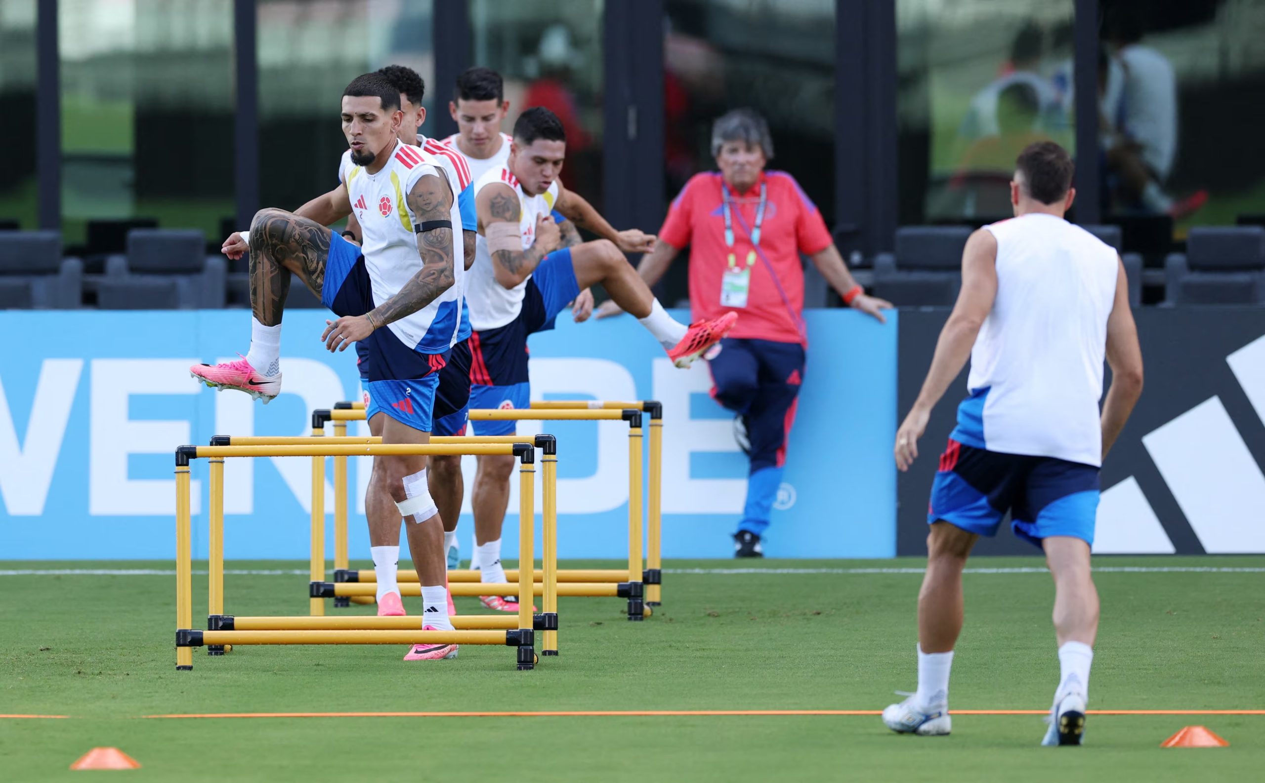 Néstor Lorenzo debe decidir si Daniel Muñoz es titular ante Ghana o mantiene a Santiago Arias - crédito Paul Childs/REUTERS