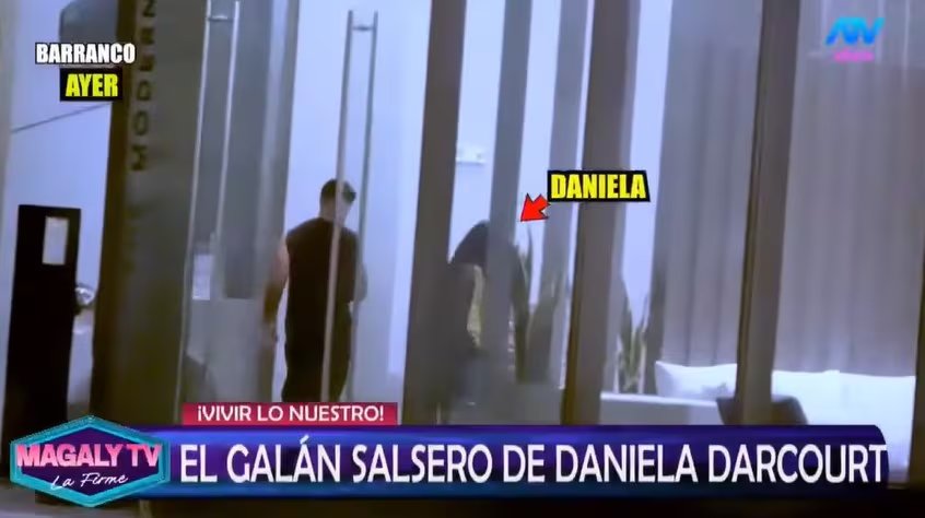 La cantante Daniela Darcourt y el vocalista de Zaperoko transitan dentro de un edificio en Barranco.