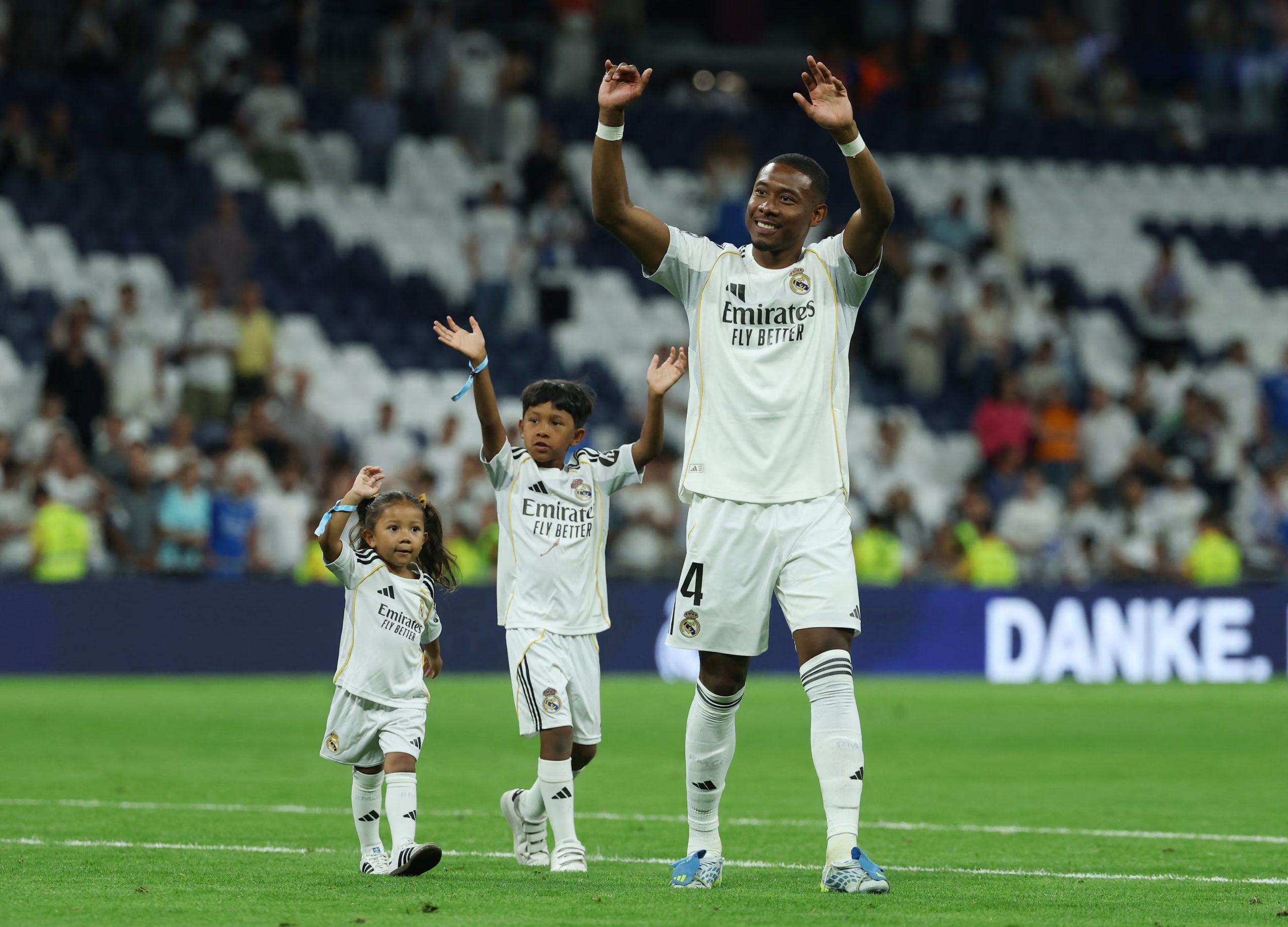 La despedida de Alaba en el Santiago Bernabéu. (REUTERS/Kacper Pempel)