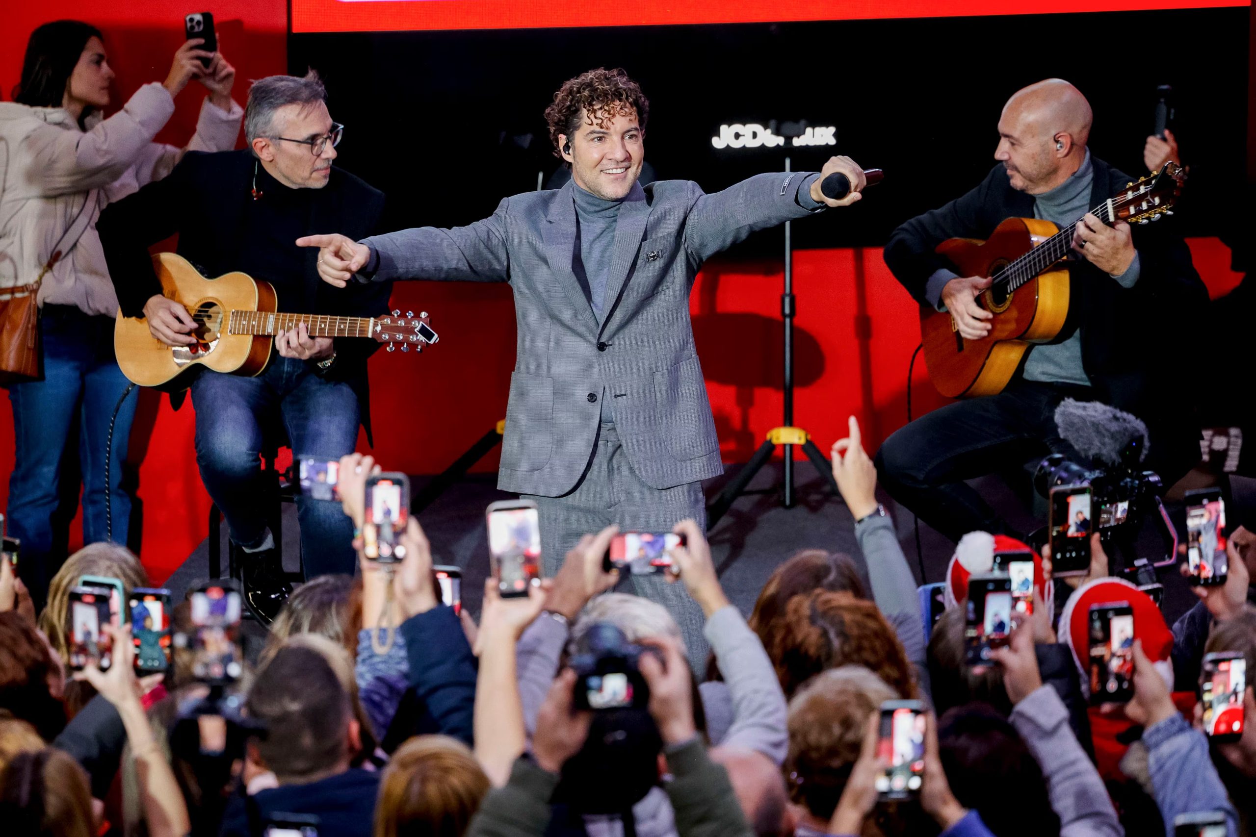 El cantante David Bisbal canta por sorpresa en la estación de metro de Sol este martes en Madrid. EFE/ Daniel Gonzalez