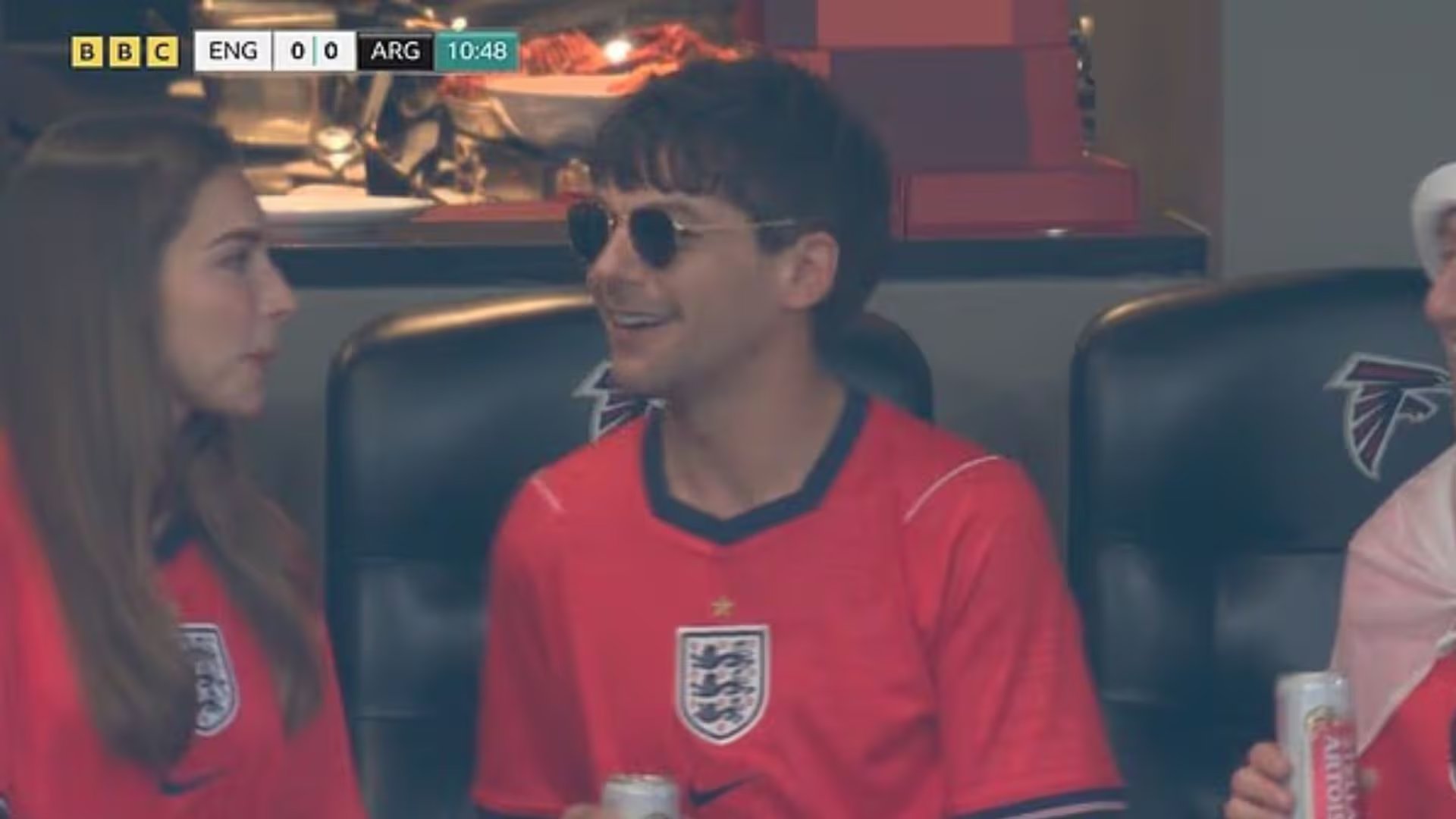 Louis Tomlinson viajó a Atlanta junto a su pareja, Zara McDermott (Captura de video)