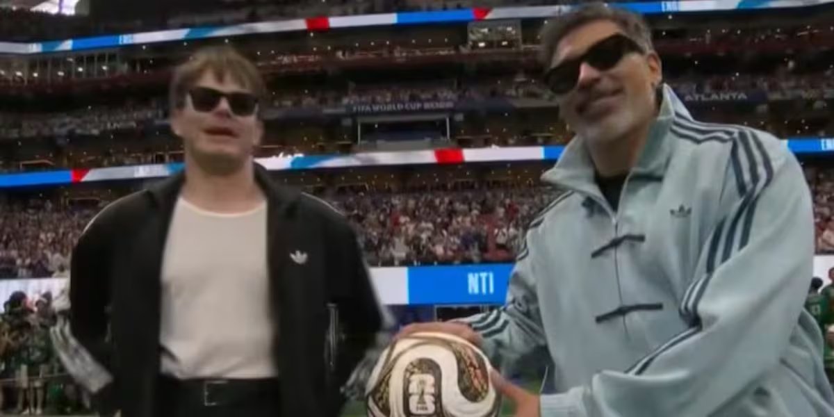 Charlie Heaton, actor de Stranger Things, participó en la ceremonia previa al partido llevando el balón como representante de Inglaterra.(Captura de video)