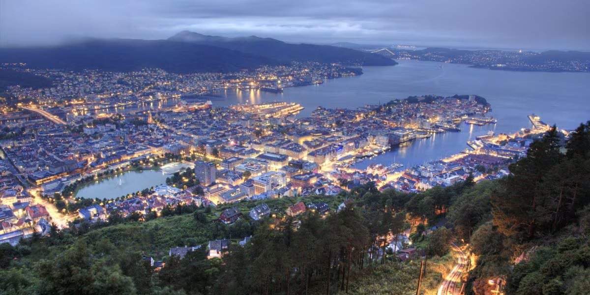 La ubicación estratégica de Bergen en la costa occidental impulsó el comercio marítimo y el intercambio cultural en Europa (Wikimedia Commons)