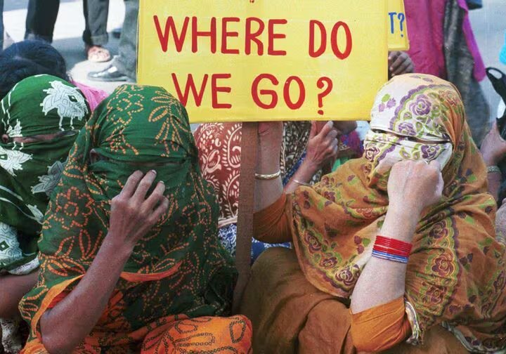 Prostitutas de Bangladés permanecen sentadas con el rostro cubierto por la ropa durante una manifestación. (Reuters)