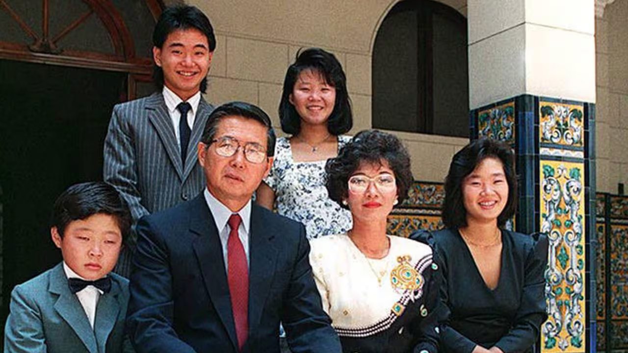 El expresidente Alberto Fujimori y su familia posan para una fotografía, con Keiko Fujimori de pie en segundo plano.