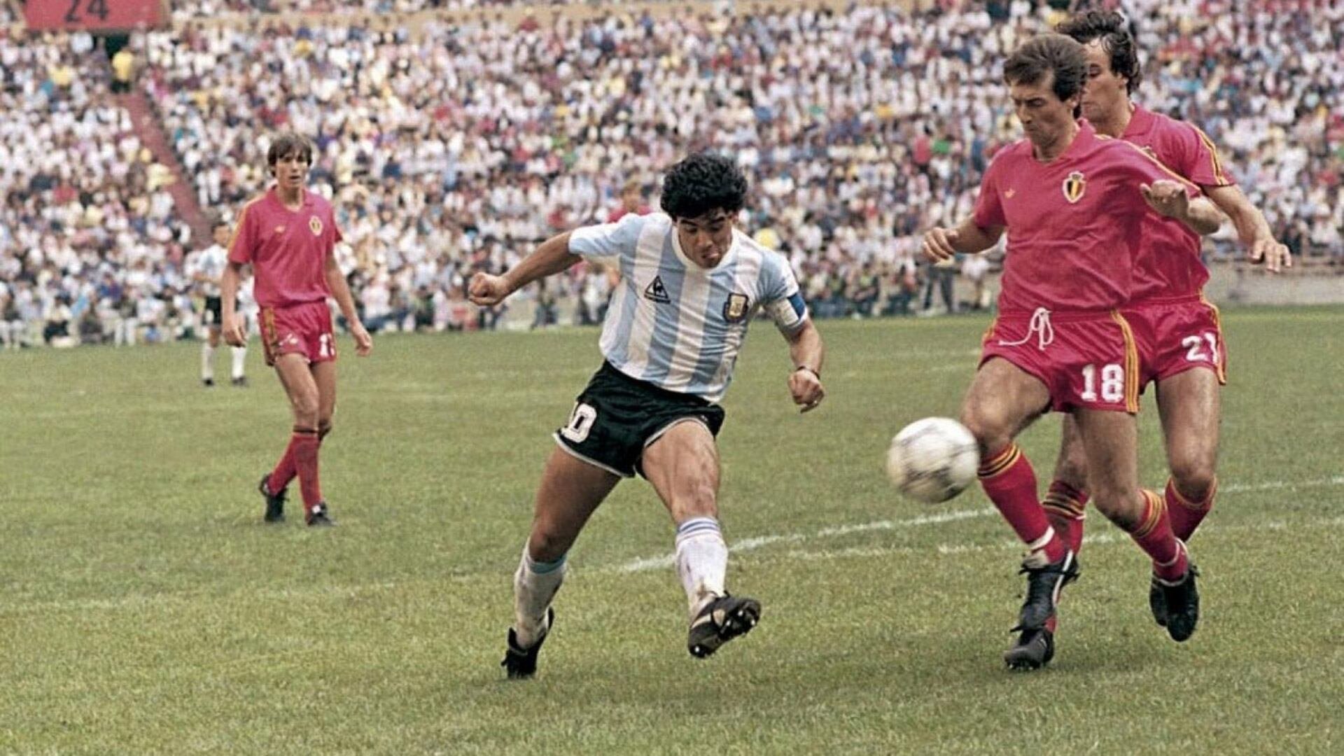 El sutil toque de zurda de Maradona para el 1 a 0 frente a Bélgica en la semifinal del 86