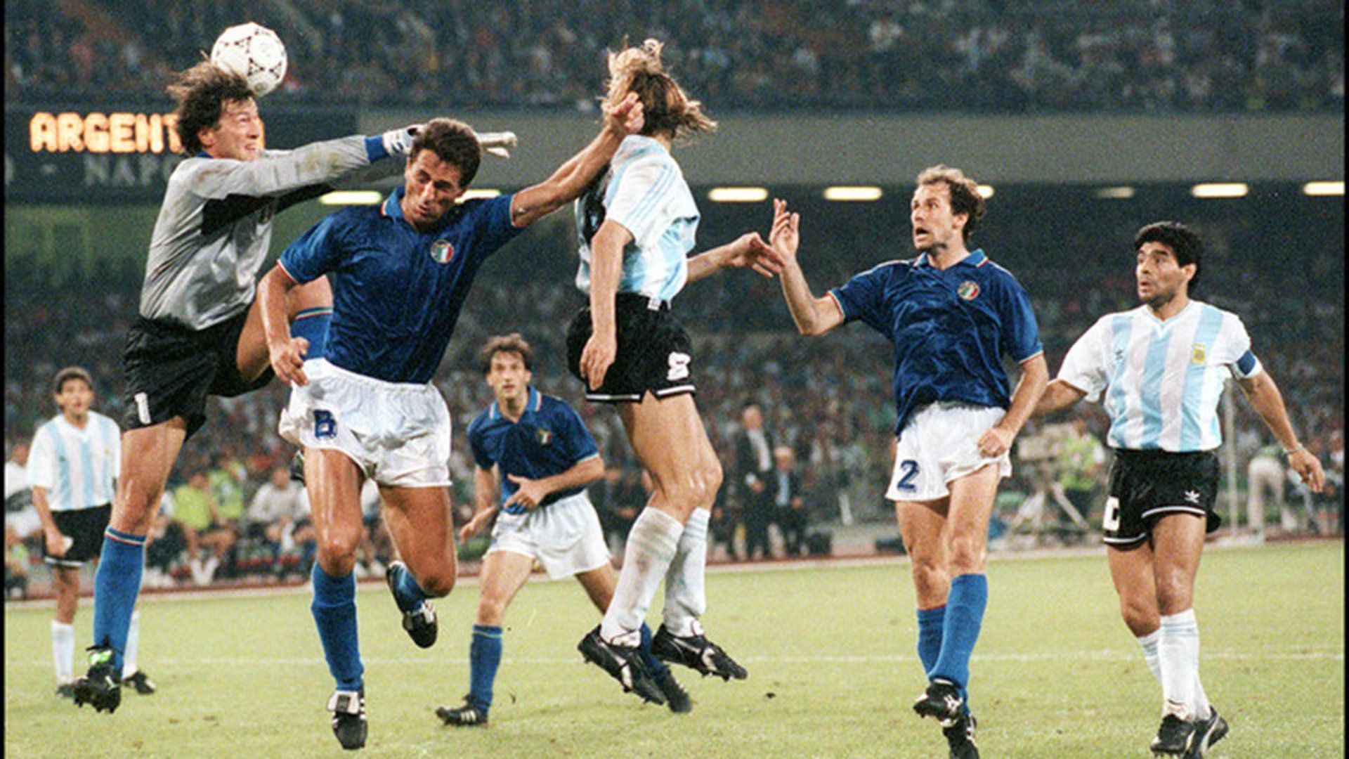 El cabezazo de Claudio Caniggia que posibilitó el empate frente a Italia en 1990 y dejó sin invicto al arquero Walter Zenga