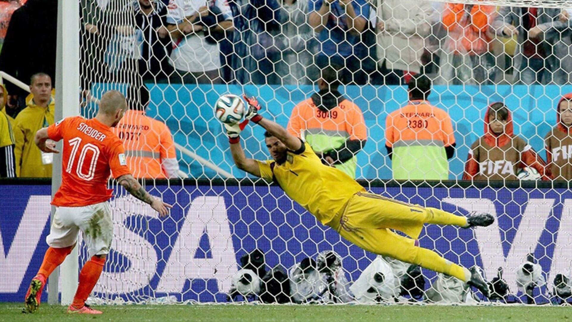 Sergio Romero se estira y contiene el penal de Sneijder, dejando a Argentina a un paso de la final en 2014