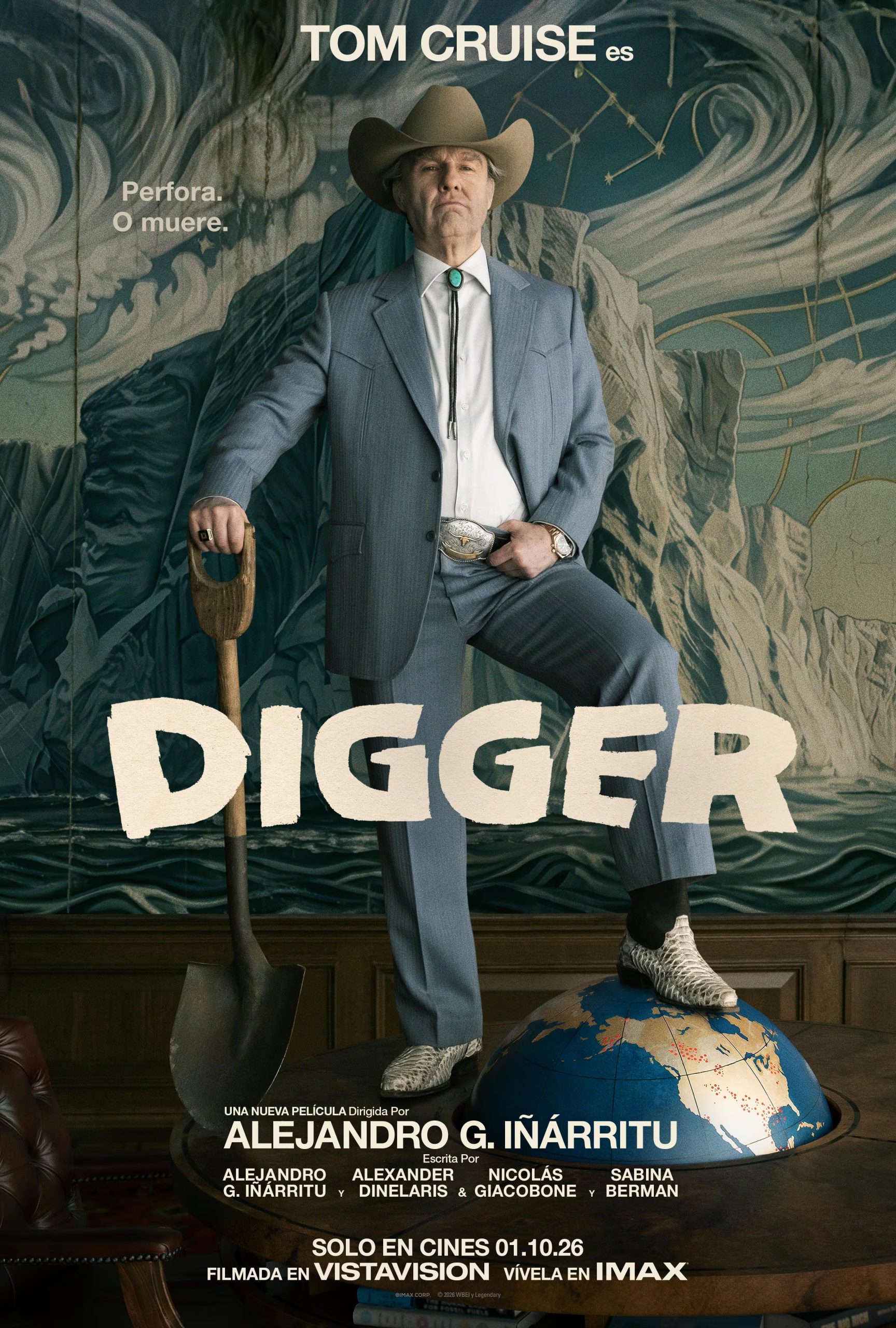 El póster de la película 'Digger' muestra a Tom Cruise con un sombrero vaquero y traje, sosteniendo una pala y apoyando un pie sobre un globo terráqueo, con la dirección de Alejandro G. Iñárritu. (Warner Bros. )