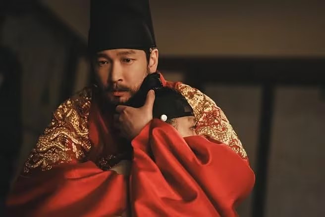 Cho Seung-woo interpreta a un rey decidido a proteger su linaje mientras intenta descubrir el origen de la maldición que acecha a la corona. (Netflix)