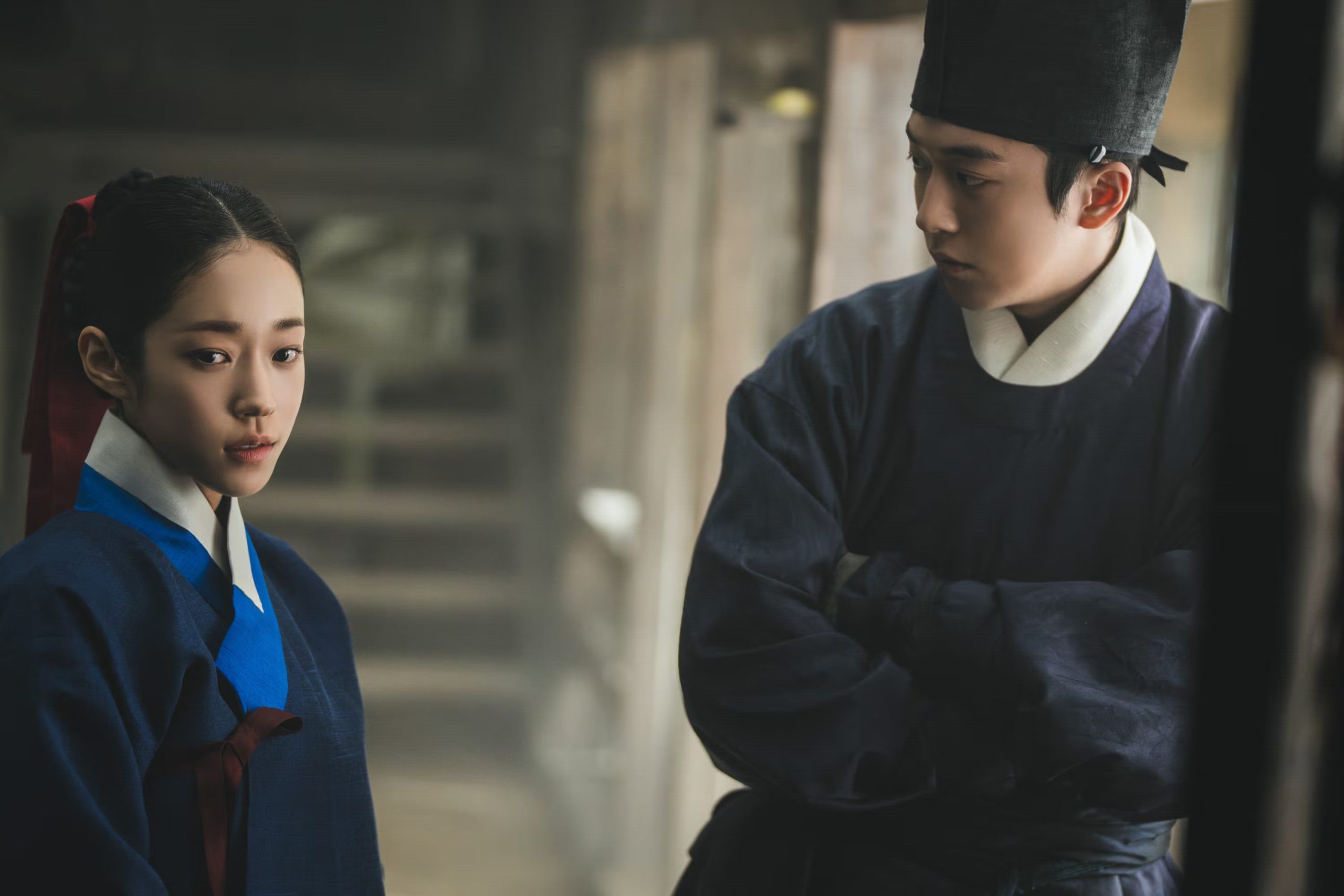 Roh Yoon-seo da vida a Saeng Gang, una dama de la corte que posee la capacidad de escuchar a los fantasmas. (Netflix)