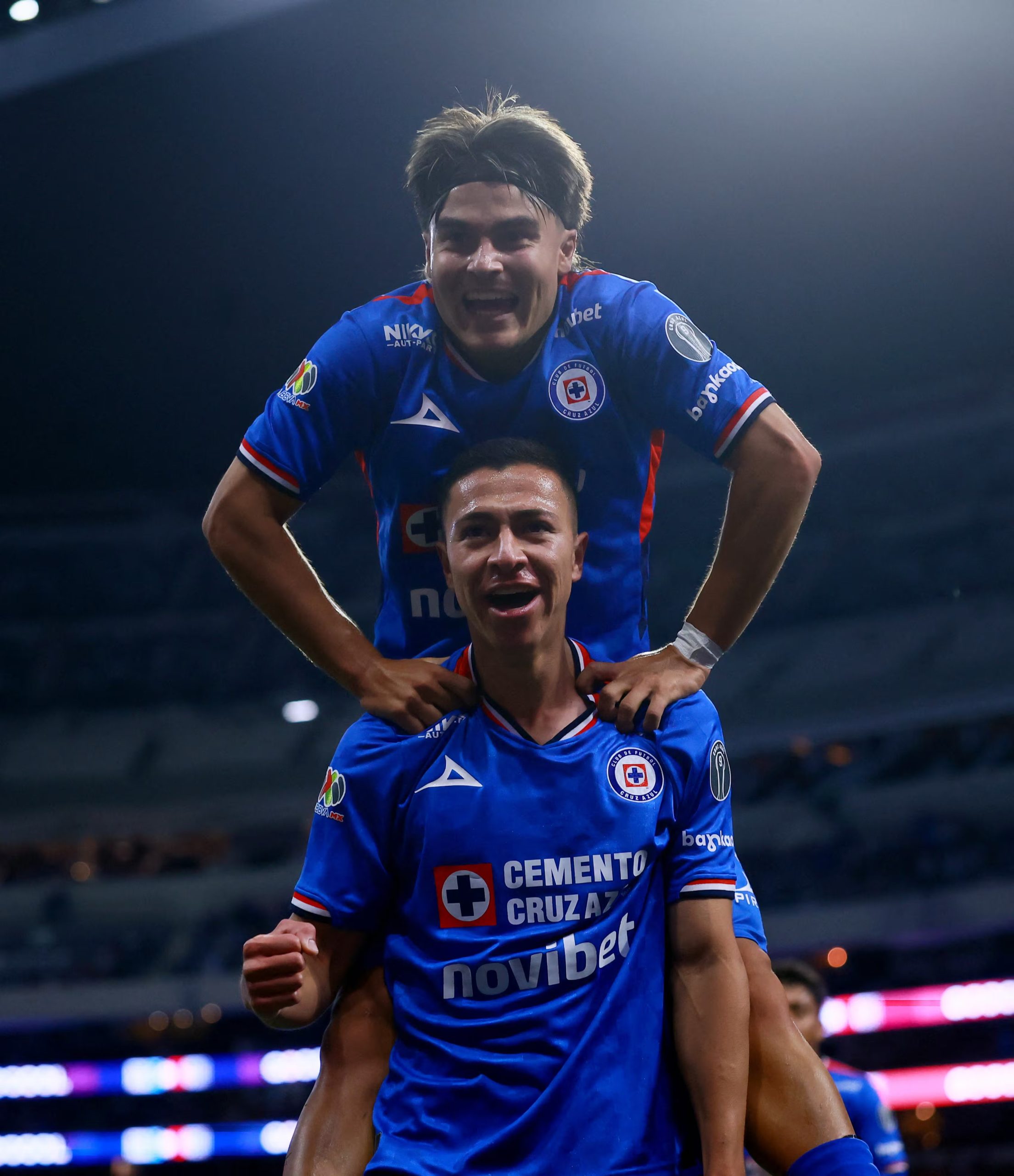 Andrés Montaño y Luka Romero celebran tras anotar uno de los goles con los que Cruz Azul venció a Necaxa en el torneo mexicano. Estadio Banorte, Ciudad de México, México. 26 de abril de 2026.
REUTERS/Eloisa Sánchez