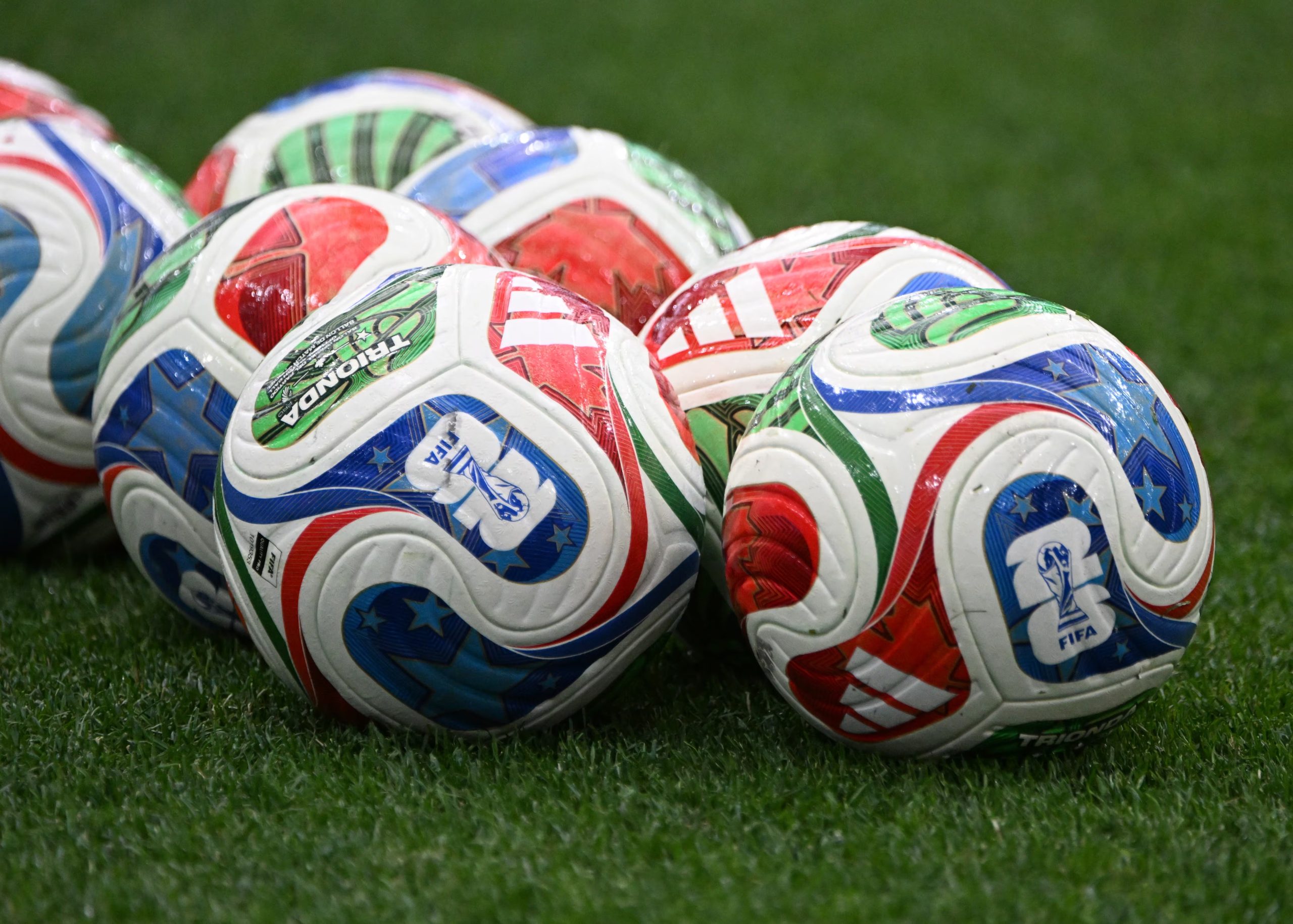 Los sensores IMU dentro de la pelota registran hasta 500 datos por segundo y permiten detectar toques que no resultan visibles para el ojo humano (Simon Fearn-Imagn Images)