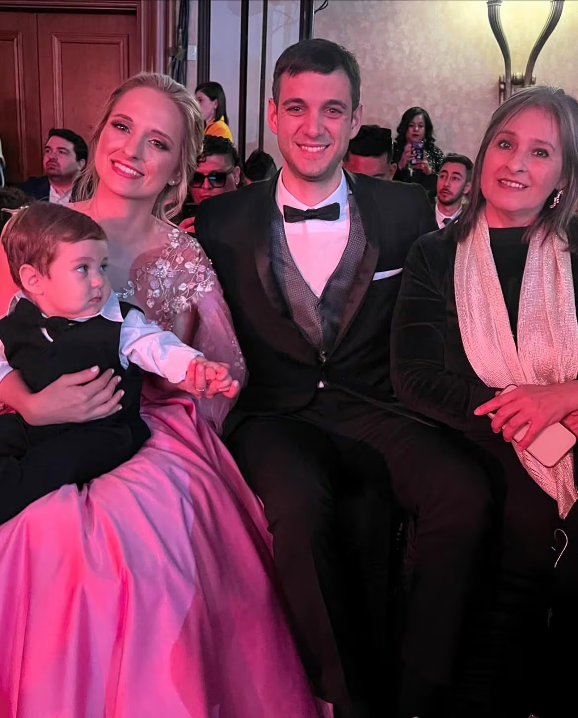 Athenas Vénica, junto a su familia, en la gala de los Grammy latinos 