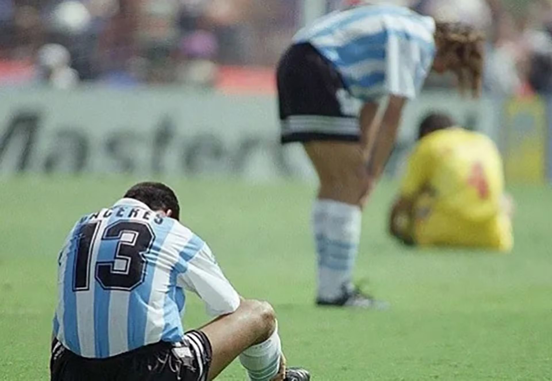 El desconsuelo de los jugadores argentinos al perder con Rumania en 1994. En una semana, Argentina pasó de candidato a eliminado