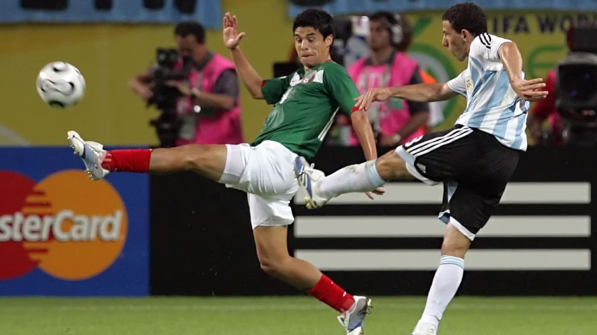 Maxi Rodríguez ya sacó el remate frente a México que se convertirá en uno de los mejores goles de Argentina en los Mundiales, asegurando el pase a cuartos de final en 2006