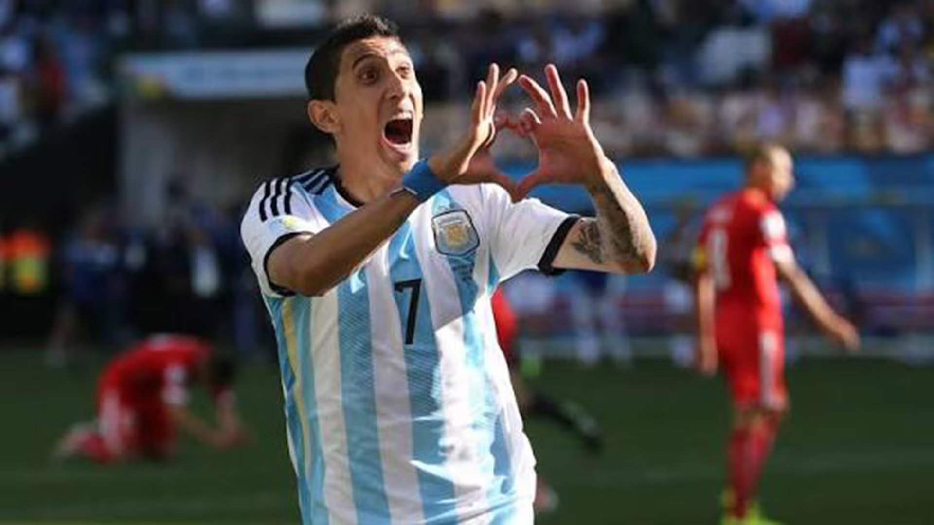 Ángel di María celebra su gol, sobre el final del alargue, para derrotar 1-0 a Suiza en Brasil 2014