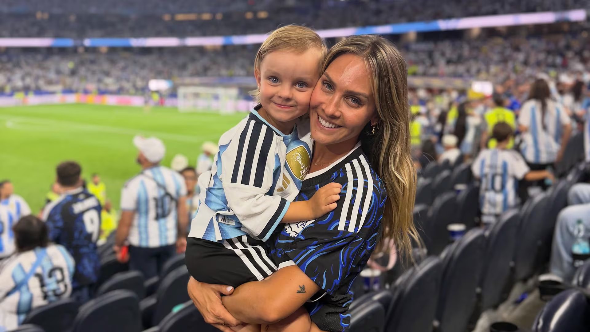 Magui Alcacer, pareja de Gio Lo Celso, junto a su hija Emilia 