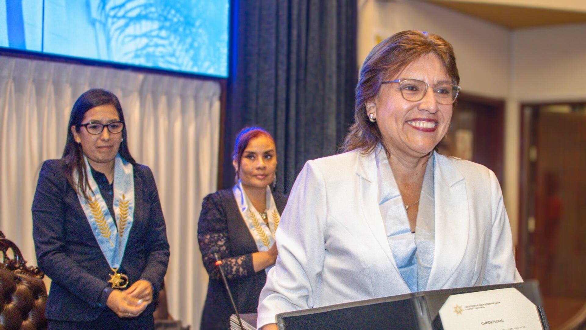 Delia Espinoza recibiendo su credencial como decana del CAL 2026-2028. Atrás la presidenta del Comité Electoral, Tania Paliza. Foto: Colegio de Abogados de Lima
