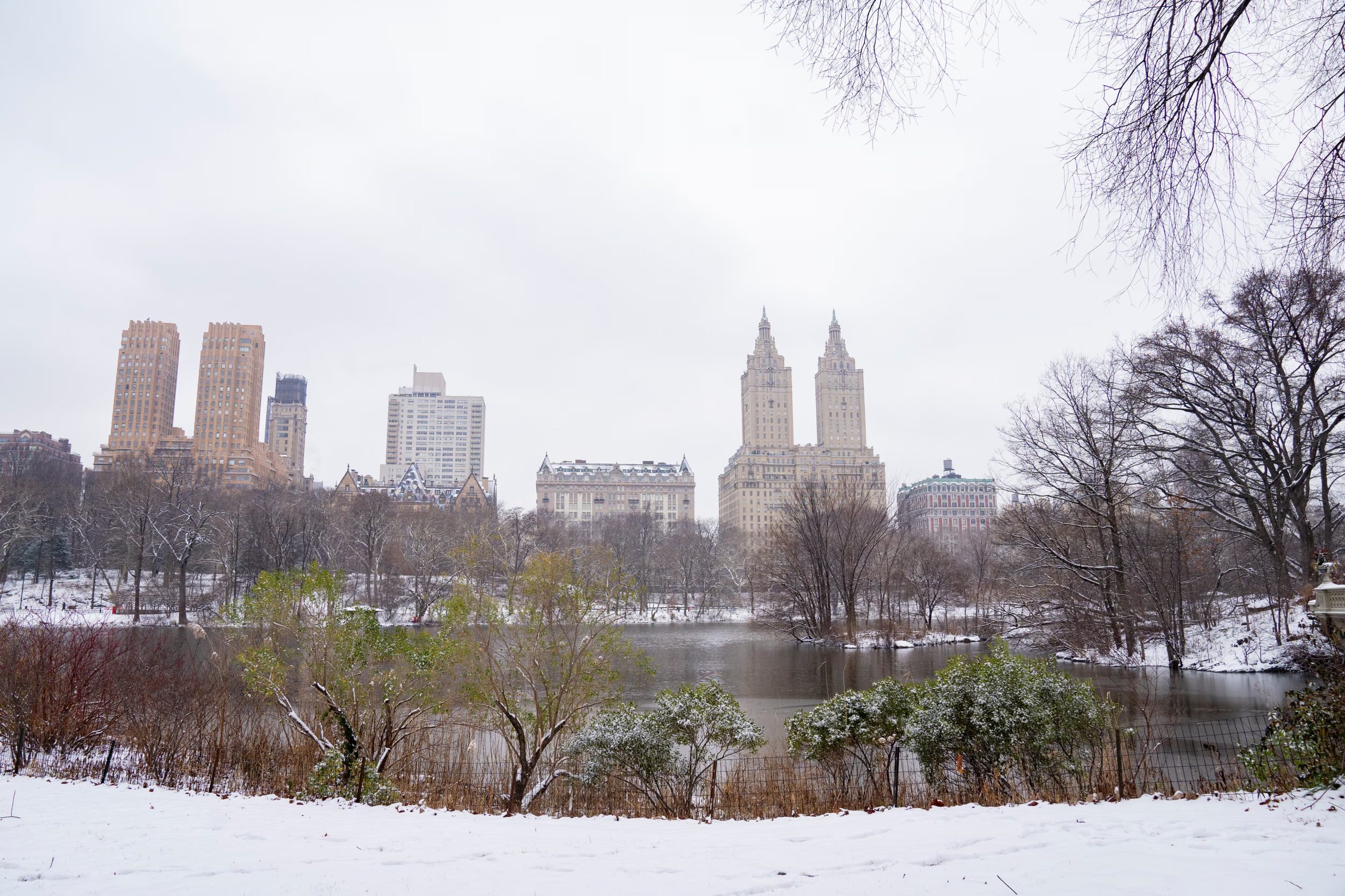 Fotografía de archivo que muestra una vista panorámica de Manhattan desde el lago de Central Park en Nueva York. (EFE/ Ángel Colmenares)
