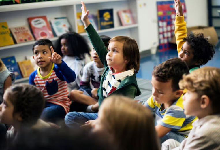 La comparación entre edad, cultura y escuela permitió separar el desarrollo cognitivo del efecto de la experiencia cultural y la educación formal (Freepik)