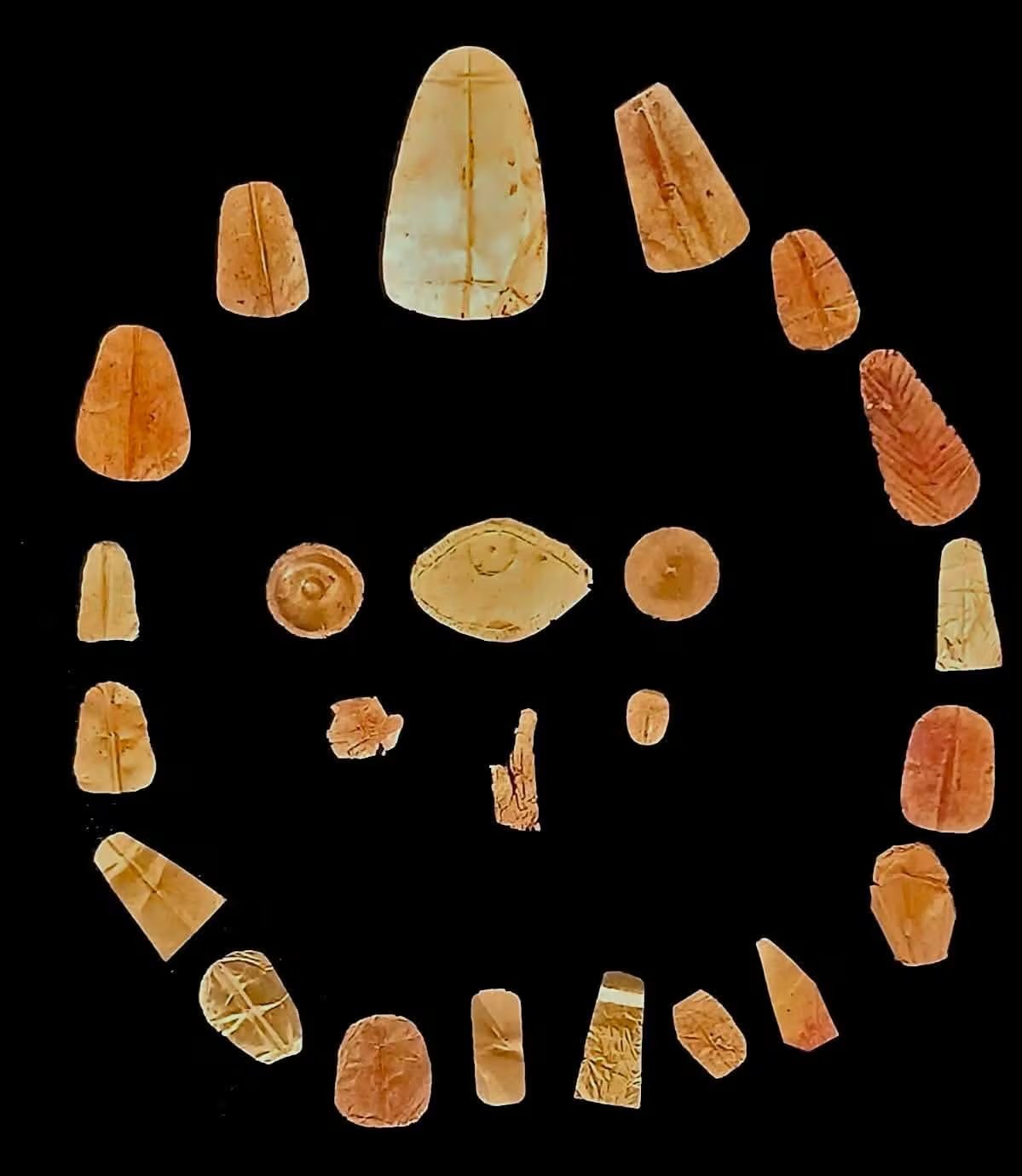 En la campaña reciente se hallaron 11 tumbas excavadas en la roca y 7 en piedra caliza, algunas intactas desde la Antigüedad (Ministry of Tourism and Antiquities)