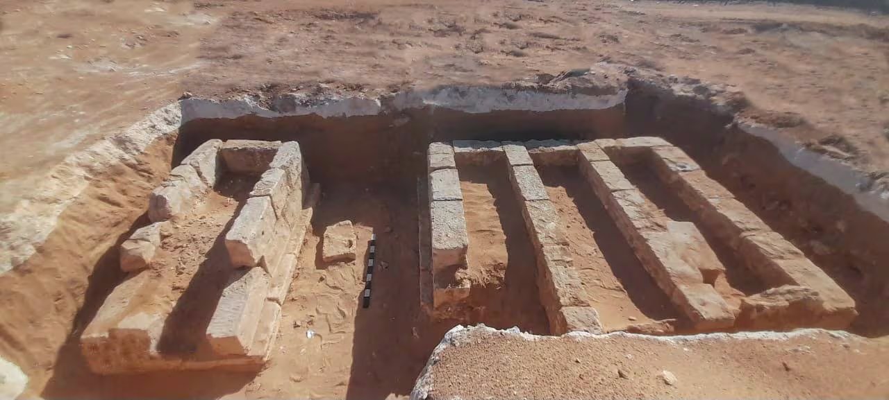 Entre los hallazgos destaca un ataúd de granito de 2,5 metros, junto a restos óseos y una estatua de yeso con forma de esfinge (Ministry of Tourism and Antiquities)