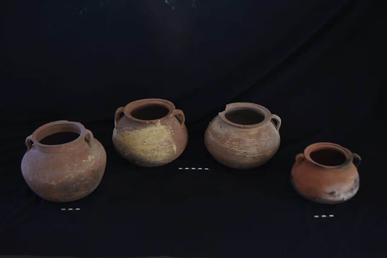 La presencia de estos objetos sugiere la existencia de complejas creencias funerarias y la influencia de tradiciones egipcias y helénicas (Ministry of Tourism and Antiquities)