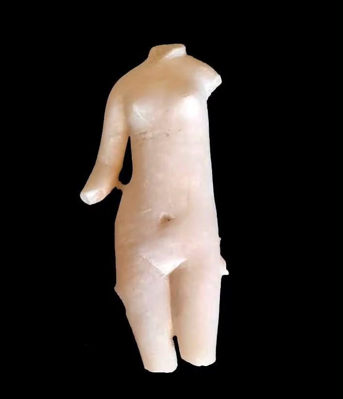 Entre los hallazgos destaca un ataúd de granito de 2,5 metros, junto a restos óseos y una estatua de yeso con forma de esfinge (Ministry of Tourism and Antiquities)
