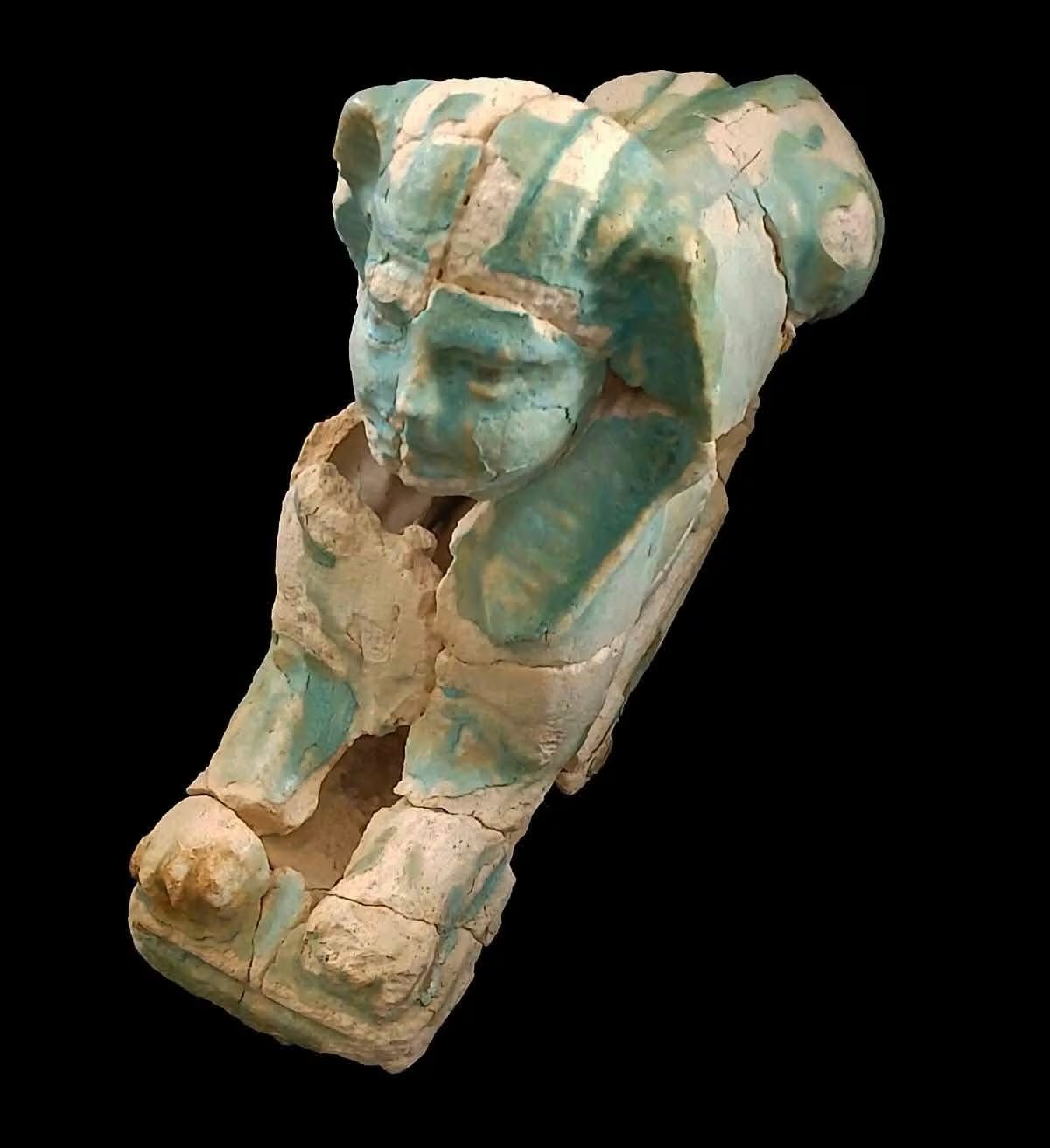 El hallazgo de entierros superficiales y el uso de un pozo de agua como espacio funerario revelan diversidad social y continuidad de influencias arquitectónica (Ministry of Tourism and Antiquities)
