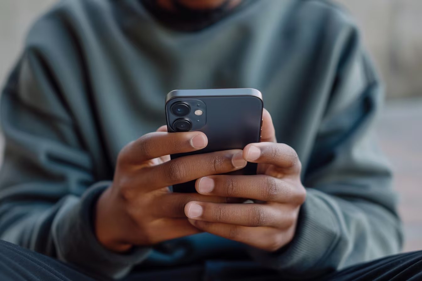 Las redes sociales utilizan desplazamiento infinito, notificaciones personalizadas y algoritmos de contenido que refuerzan el circuito de recompensa cerebral (Imagen Ilustrativa Infobae)