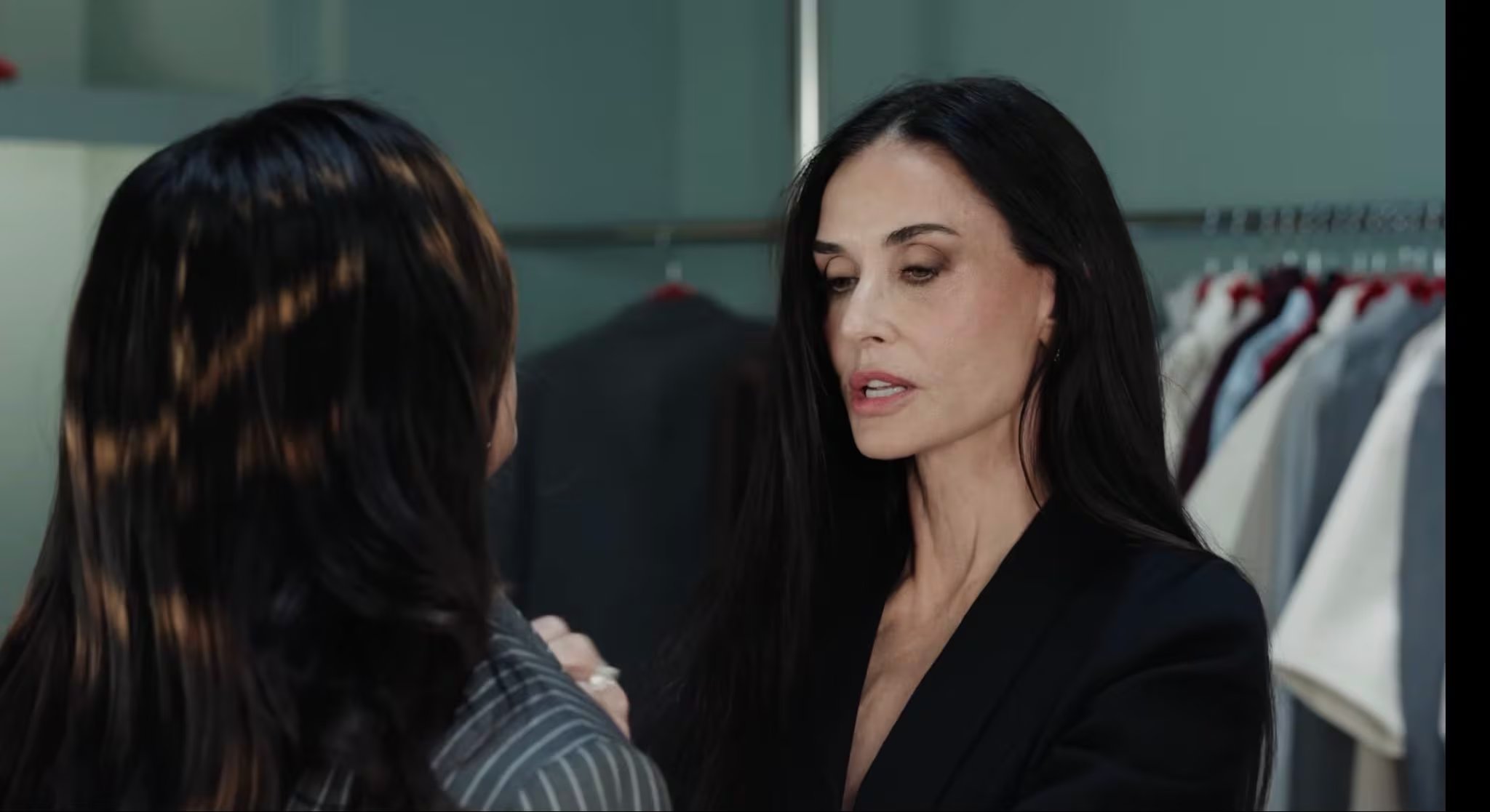 Con una imagen sobria y glamorosa, Demi Moore tomó protagonismo en “Animal” al asesorar a las integrantes de KATSEYE durante una escena en el camerino.(Créditos: captura de video)
