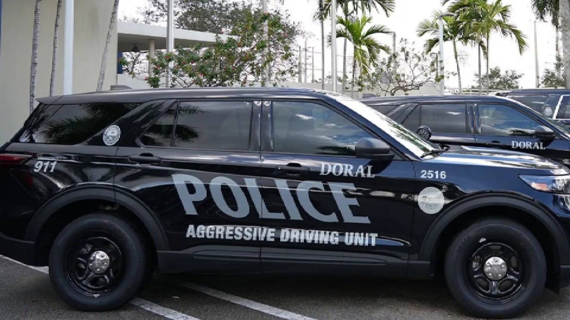 La denuncia indicó que un hombre estaba dentro de un automóvil con los genitales expuestos cerca de una piscina y de un área de juegos con niños en Doral