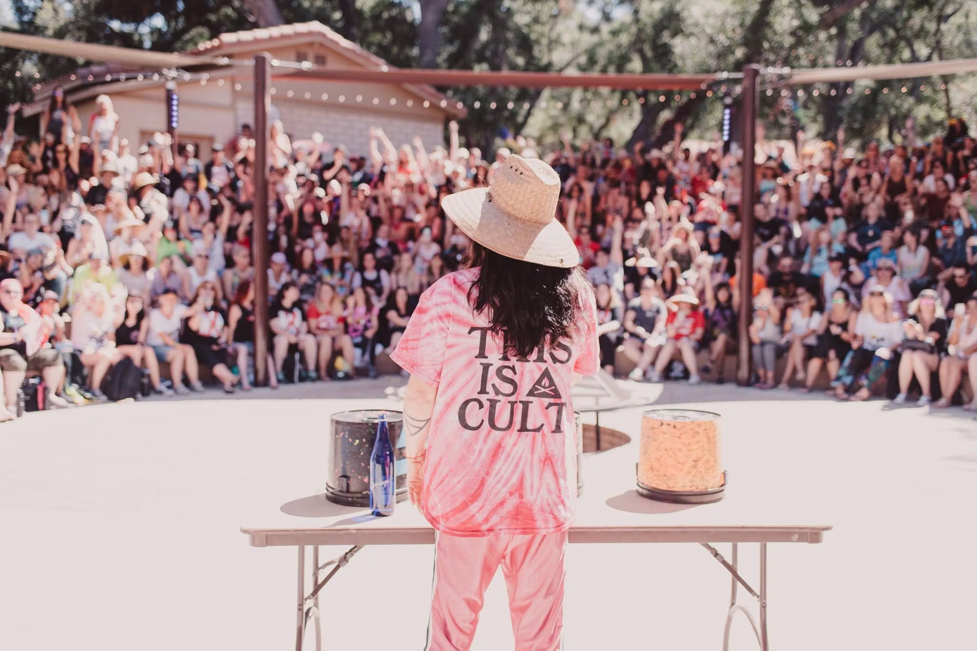 La propia banda alimentó las comparaciones con una secta al publicar en redes sociales el mensaje sarcástico:
