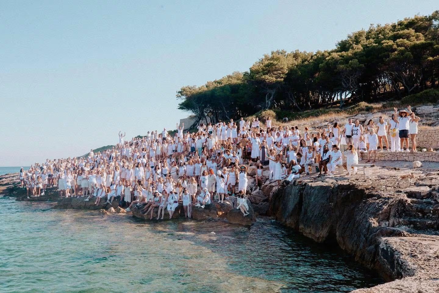 La estética completamente blanca de los encuentros reforzó la imagen casi ceremonial que proyectaban los retiros.(Créditos: Facebook/30 Seconds to Mars)