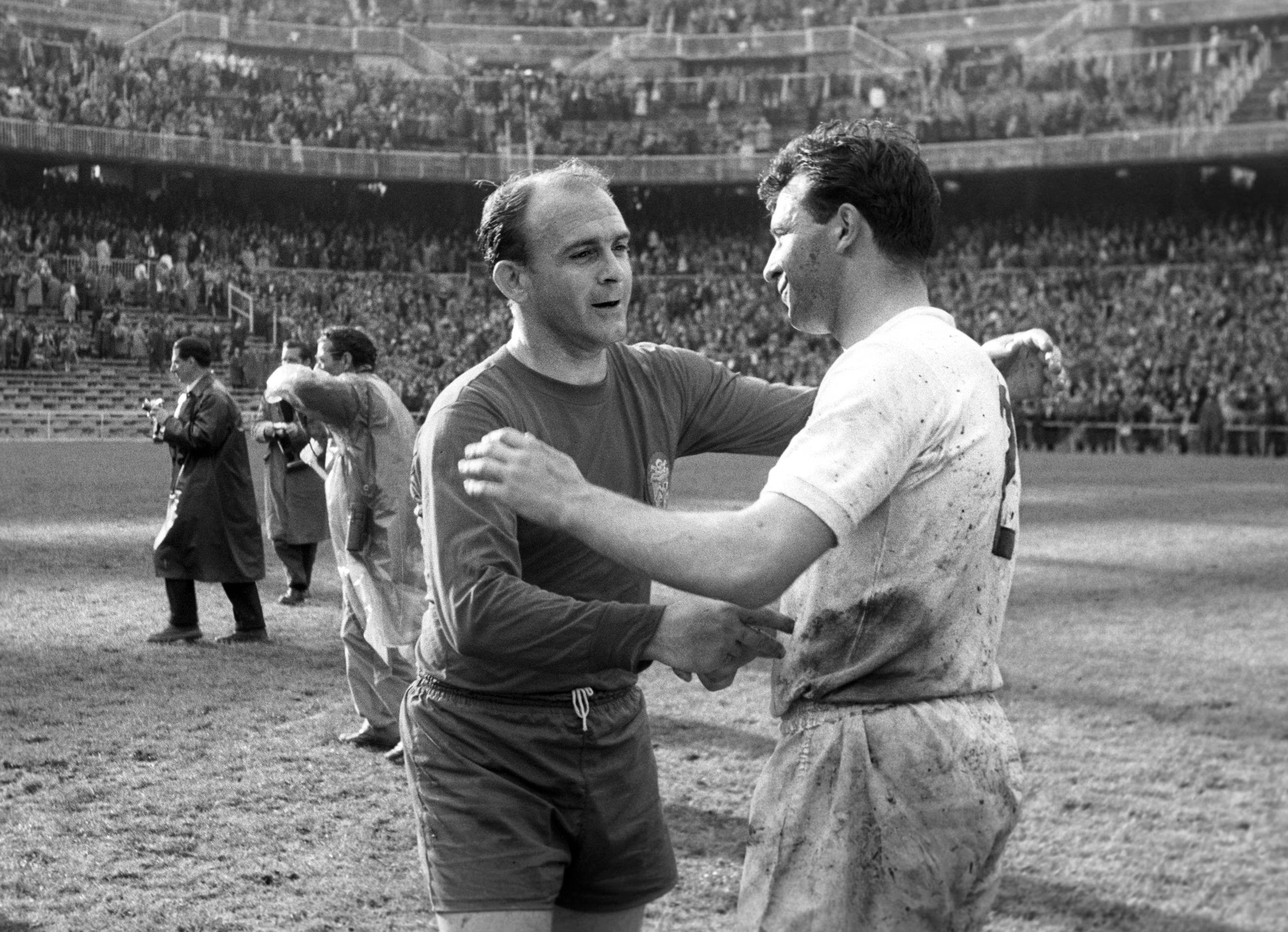 Alfredo di Stéfano en un España-Inglaterra disputado en el estadio Santiago Bernabéu en 1960 (EFE)