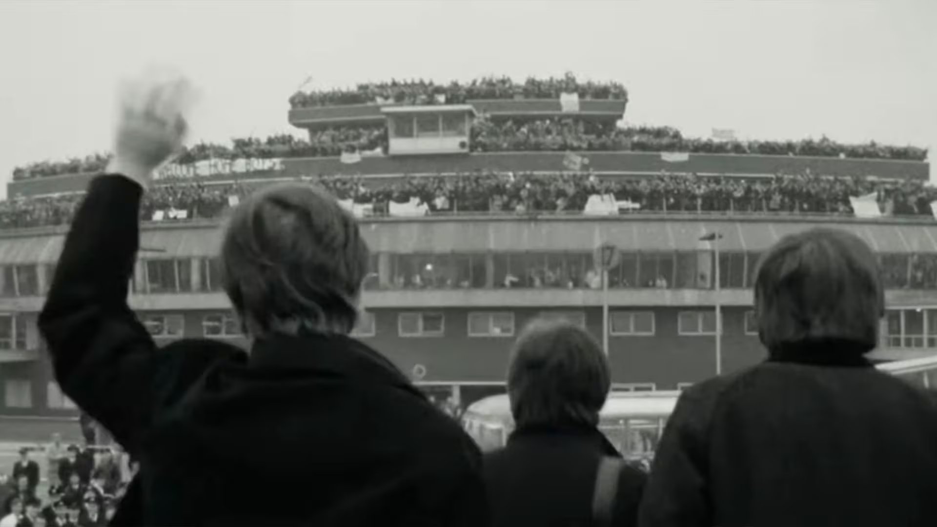 The Beatles saludan a una masiva multitud de fans en un aeropuerto, mostrando el fervor que rodeaba a la banda británica en el apogeo de su carrera (Captura de video)