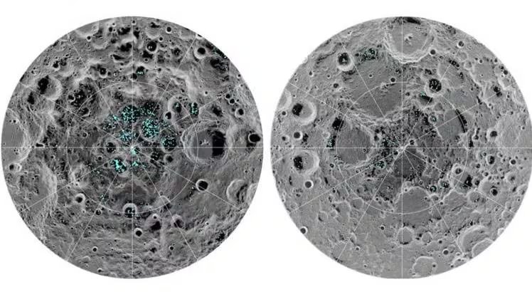 Ubicación del hielo, en azul, en el polo sur de la Luna (izquierda) y en el polo norte (derecha), según lo detectado por la sonda Chandrayaan-1. (Crédito: NASA)