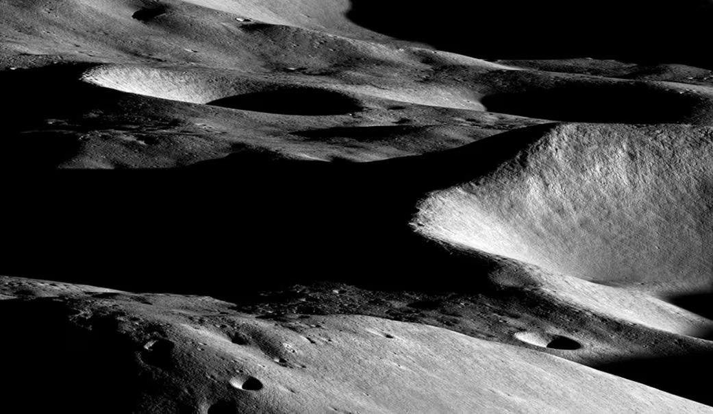 Las sombras se extienden alrededor del macizo de Malapert, una montaña cercana al polo sur de la Luna. (Crédito: NASA/GSFC/Universidad Estatal de Arizona)