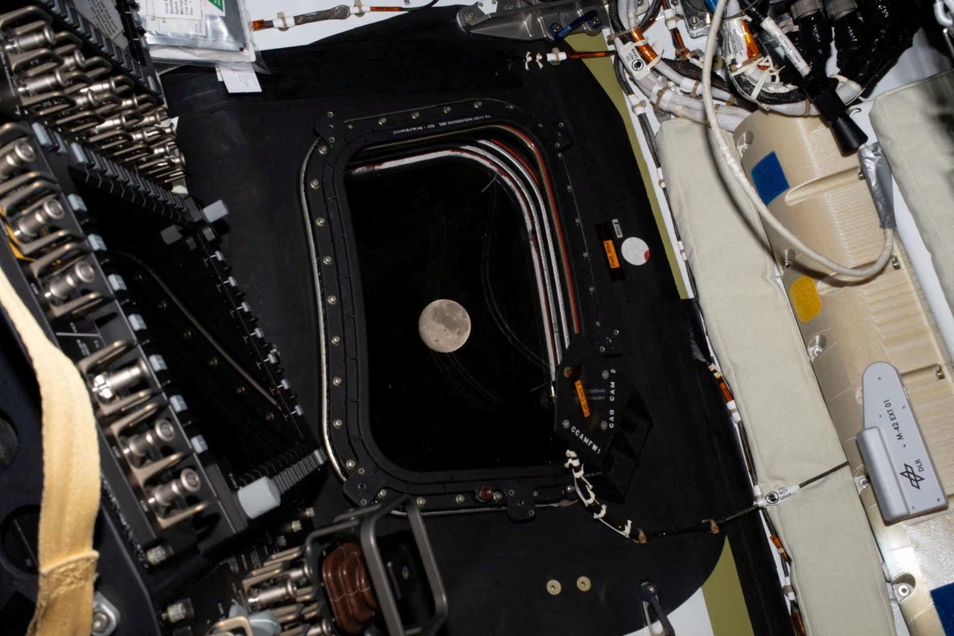 Vista de la Luna tomada por un miembro de la tripulación de Artemis II a través de la ventana de la nave espacial Orión en el quinto día de la misión, el 6 de abril. NASA/Handout vía REUTERS