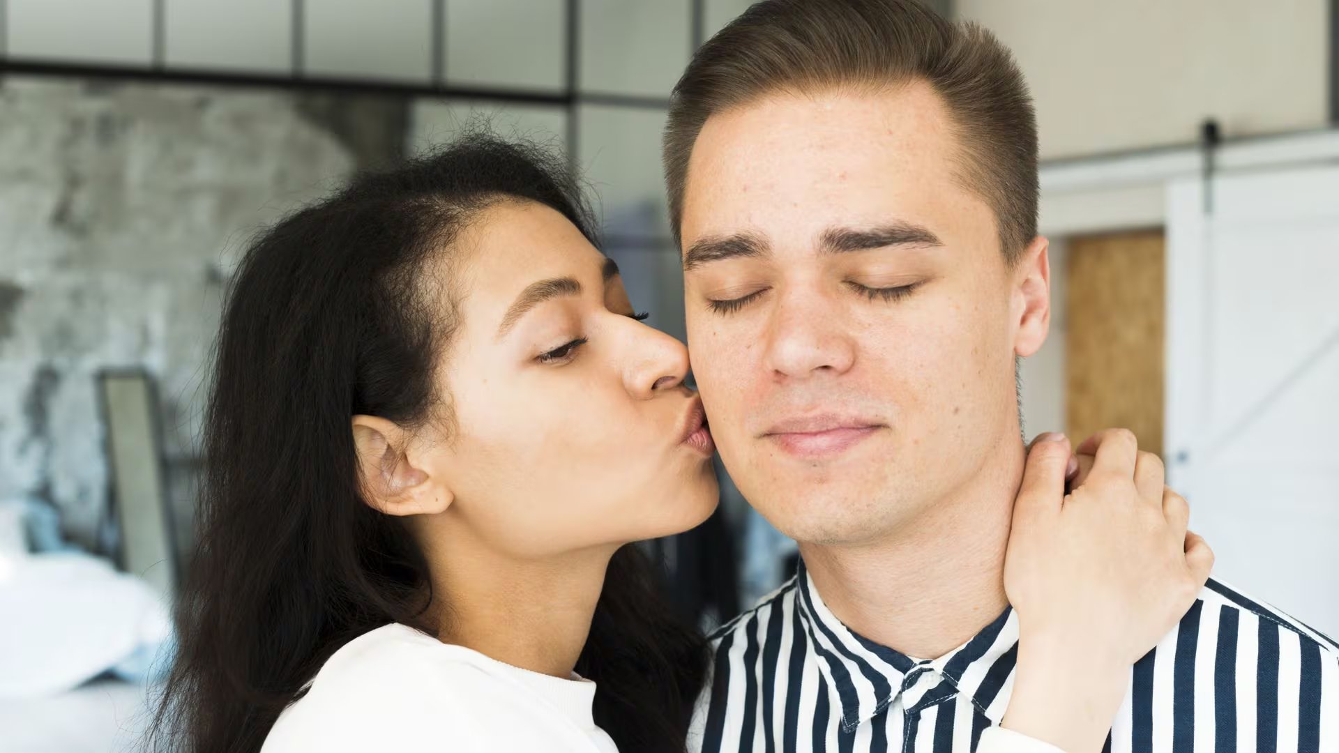 El Día Internacional del Beso Robado se celebra cada 6 de julio, aunque su origen sigue rodeado de incertidumbre. La tradición suele vincularse con costumbres del Reino Unido del siglo XIX. (Magnific)