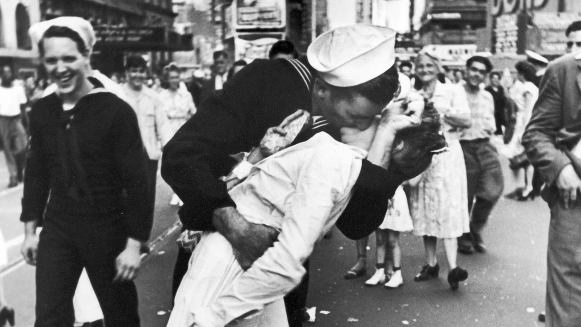 Aunque no explica el origen de la fecha, el beso captado en Times Square tras el fin de la Segunda Guerra Mundial es la referencia visual más asociada a esta conmemoración. (Alfred Eisenstaedt)