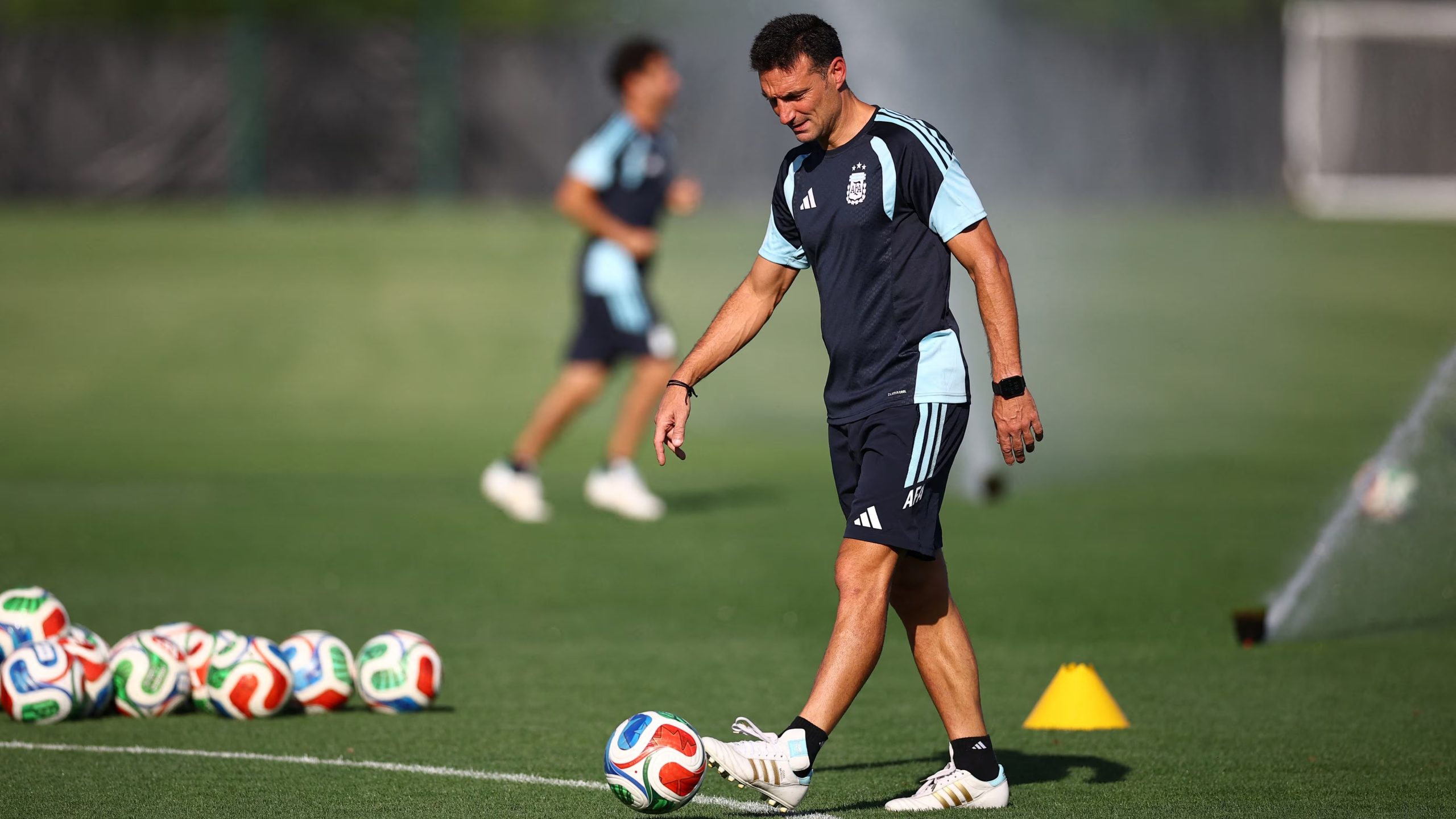 Scaloni en el entrenamiento (Foto: Reuters/Agustin Marcarian)