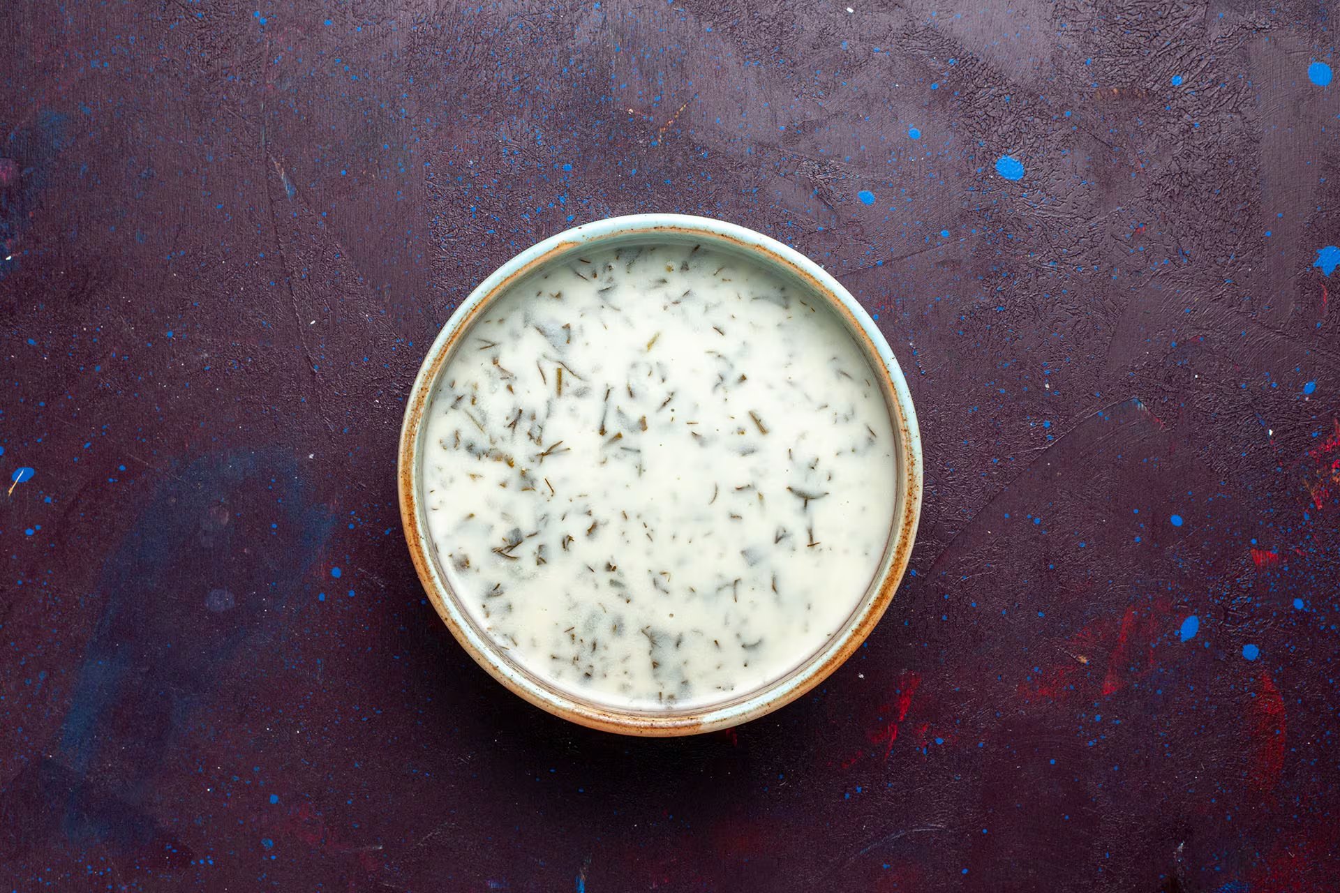 La salsa picante de yogur aporta frescura, acidez y un picor moderado para equilibrar la fritura (Freepik)