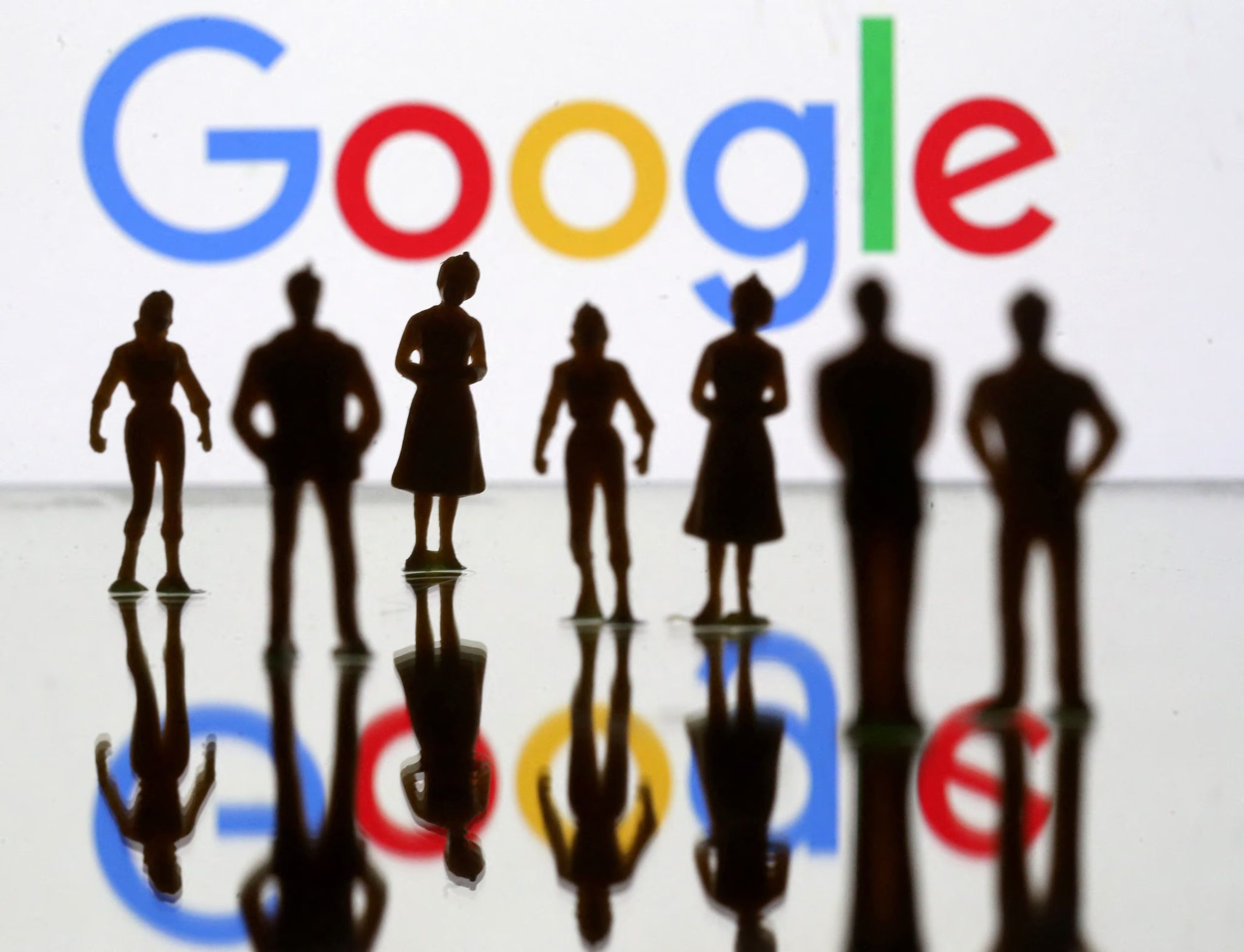 Al bajar por una página, la barra de Chrome desaparece en sincronía con el contenido. REUTERS/Dado Ruvic/Illustration/File Photo