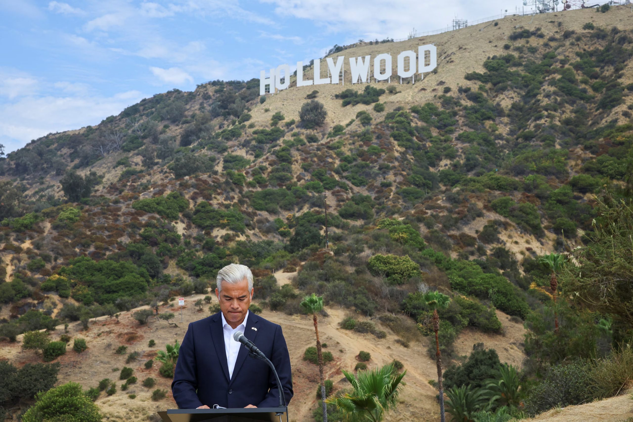 El fiscal general de California ofrece una conferencia de prensa para anunciar que California, junto a otros 11 estados, emprenderá acciones legales para bloquear la adquisición de Warner Bros. por parte de Paramount (REUTERS/Daniel Cole)
